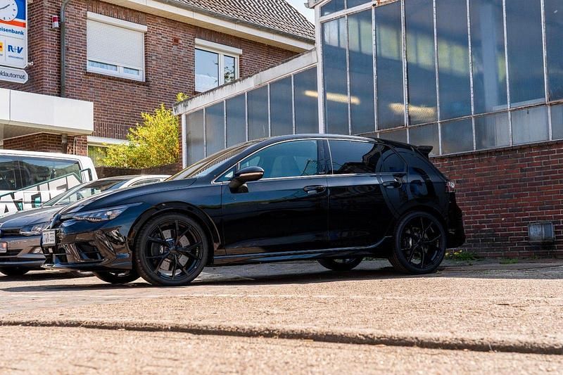 Gebraucht VW Golf VIII Black Edition 333 PS (244 kW) 2025 Schwarz Limousine