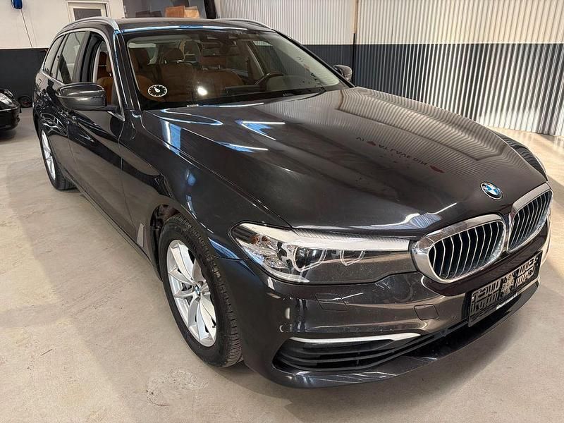 Grau Gebraucht 2019 BMW 530 Kombi | 15.374 € (Superpreis) - Bild 1/4