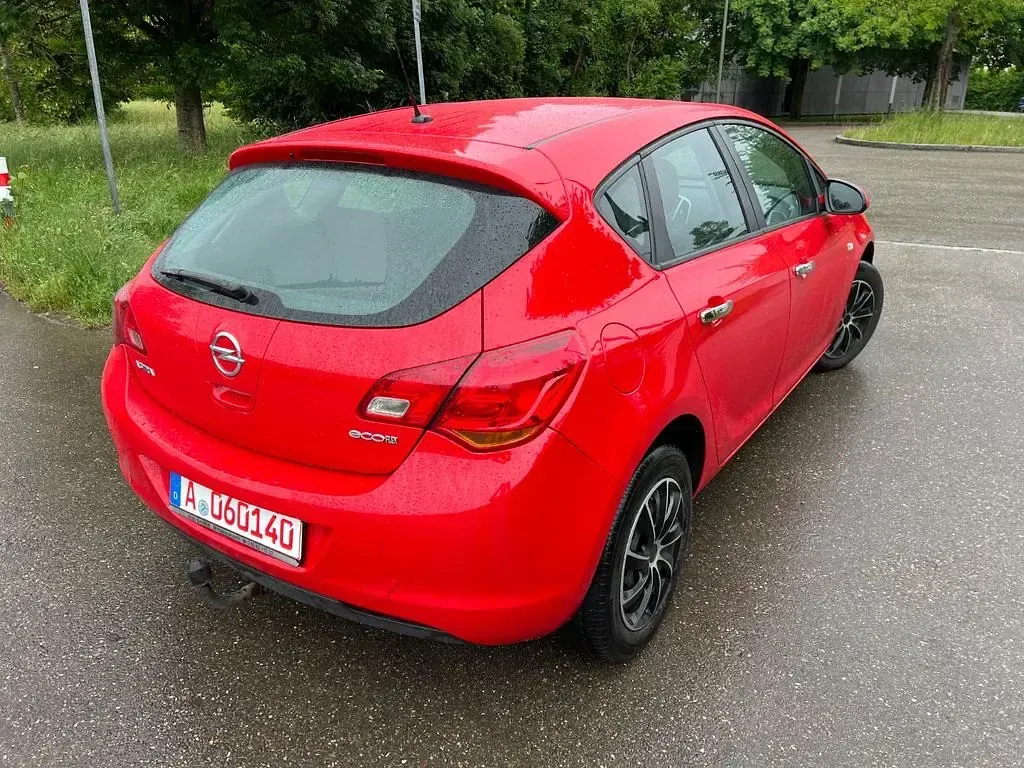 Gebraucht Opel Astra Design Edition 101 PS (74 kW) 2012 Rot Limousine
