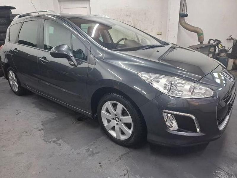 Grau Gebraucht 2012 Peugeot 308 Limousine | 6.890 € (Teuer) - Bild 1/4