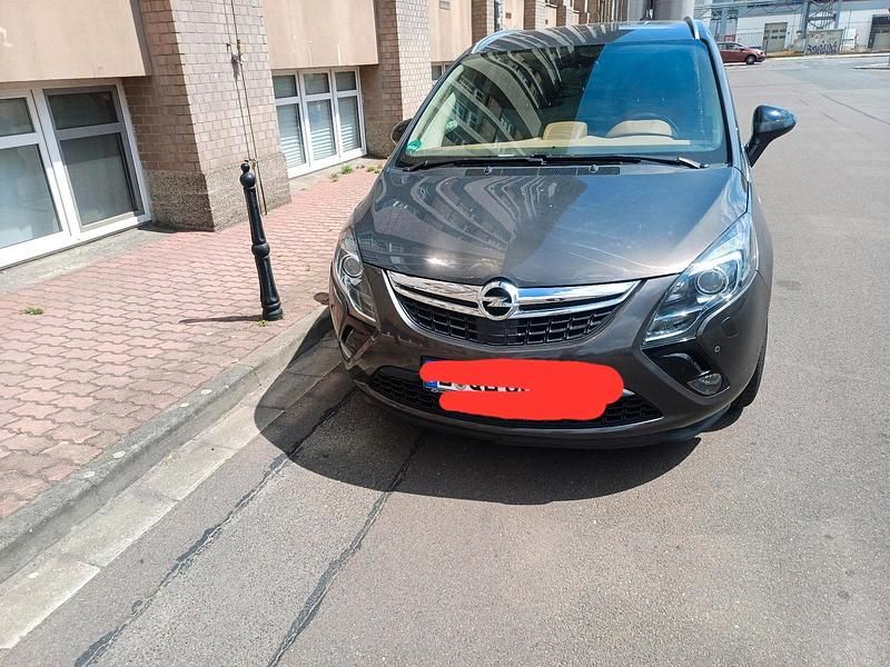 Grau Gebraucht 2014 Opel Zafira Tourer Van / Kleinbus | 5.999 € (Superpreis) - Bild 1/4