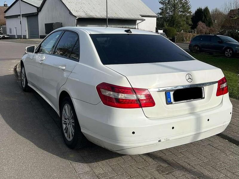Gebraucht Mercedes E200 136 PS (100 kW) 2010 Weiß Limousine