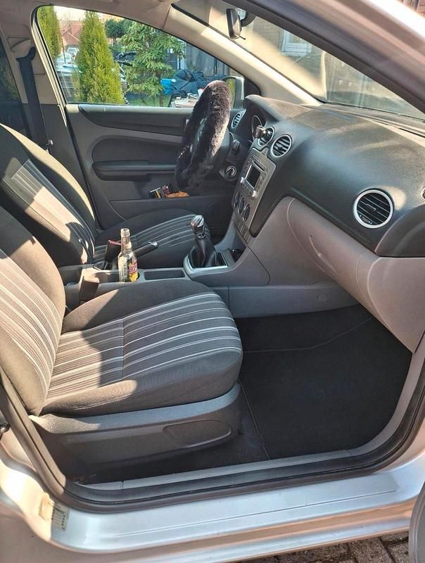 Gebraucht Ford Focus 109 PS (80 kW) 2009 Silber Limousine