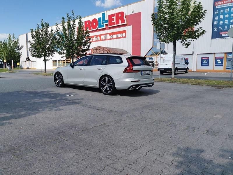 Silber Gebraucht 2019 Volvo V60 R-Design Kombi | 22.999 € (Fairer Preis) - Bild 1/4
