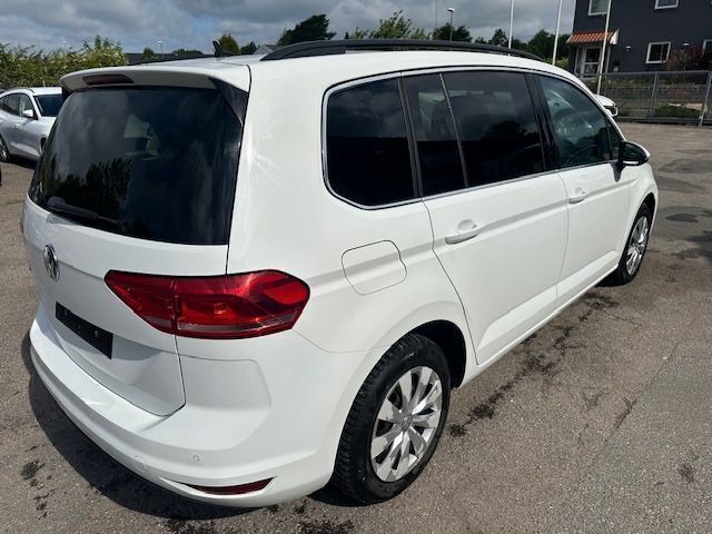 Weiß Gebraucht 2019 VW Touran Comfortline Van / Kleinbus | 8.125 € (Etwas zu teuer) - Bild 1/4