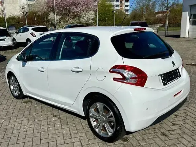 Gebraucht Peugeot 208 Allure 136 PS (100 kW) 2013 Weiß Kleinwagen