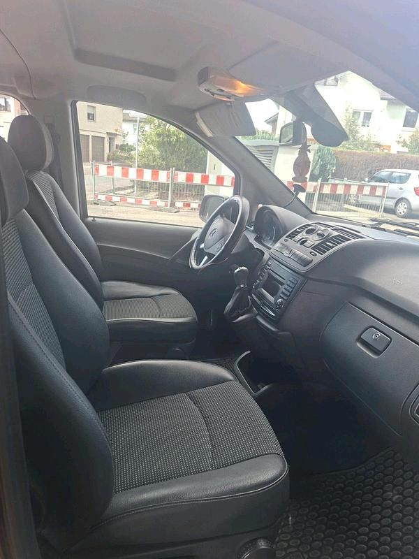 Rot Gebraucht 2011 Mercedes Viano Van / Kleinbus | 11.000 € - Bild 1/4