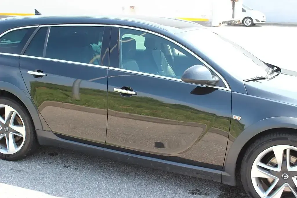 Gebraucht Opel Insignia Country Tourer 194 PS (142 kW) 2014 Schwarz Kombi