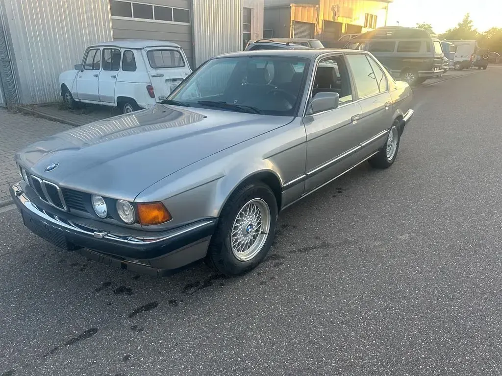 Gebraucht BMW 730 188 PS (138 kW) 1987 Silber Limousine