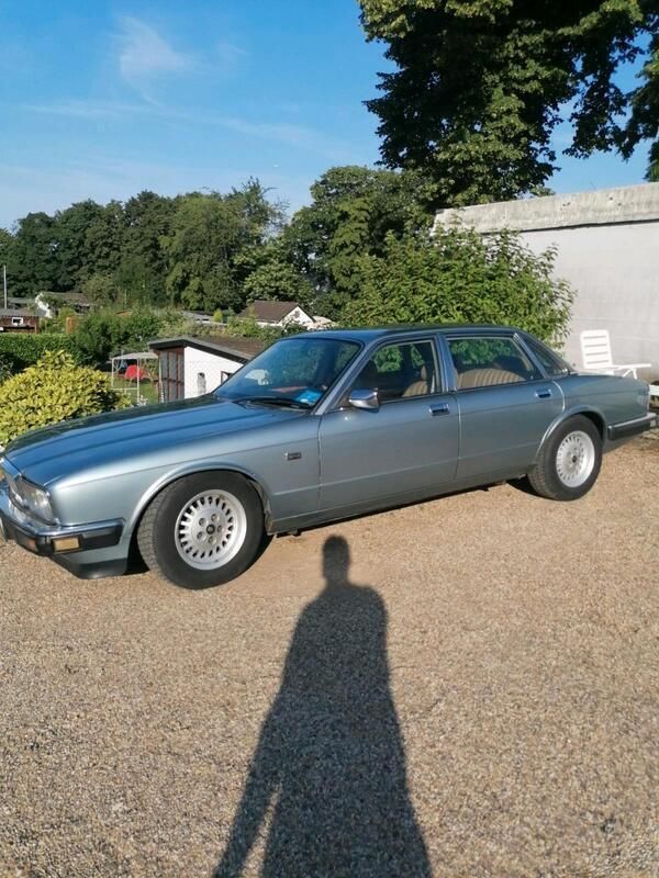 Grau Gebraucht 1990 Jaguar XJ40 Sovereign Limousine | 8.350 € - Bild 1/4