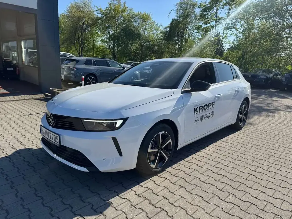 Używany Opel Astra 145 KM (106 kW) 2026 Biały Sedan/Limuzyna