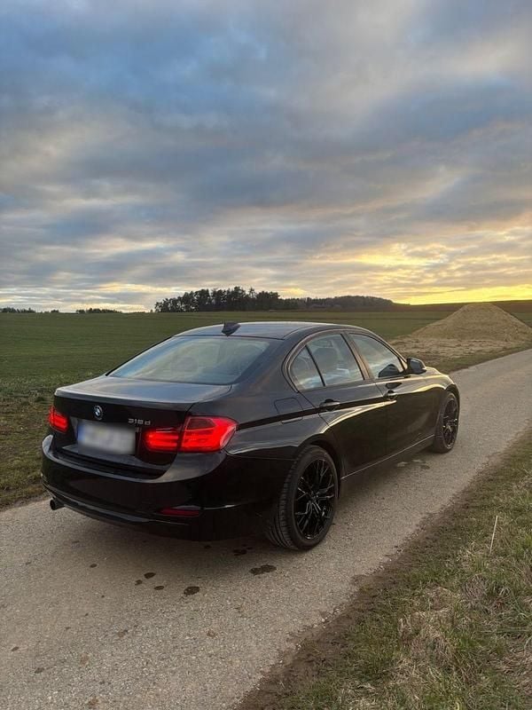 Gebraucht BMW 318 143 PS (105 kW) 2013 Schwarz Limousine
