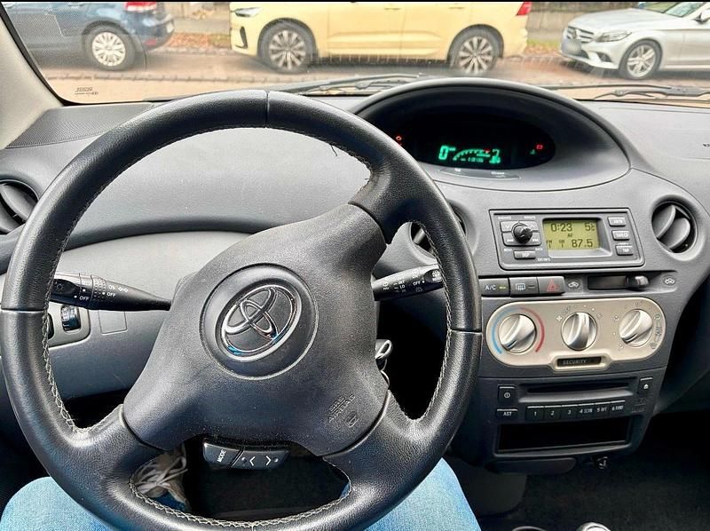 Gebraucht Toyota Yaris 65 PS (47 kW) 2005 Schwarz Kleinwagen