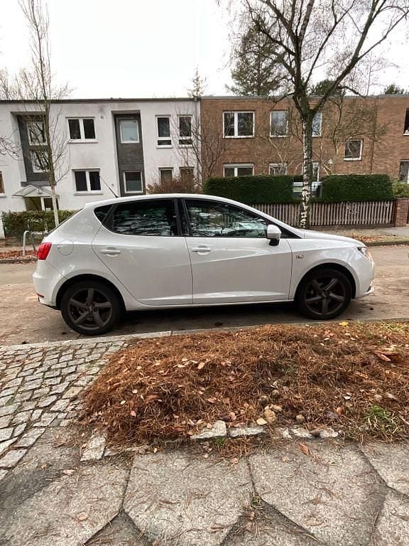 Weiß Gebraucht 2015 Seat Ibiza I-Tech Limousine | 4.900 € (Superpreis) - Bild 1/4