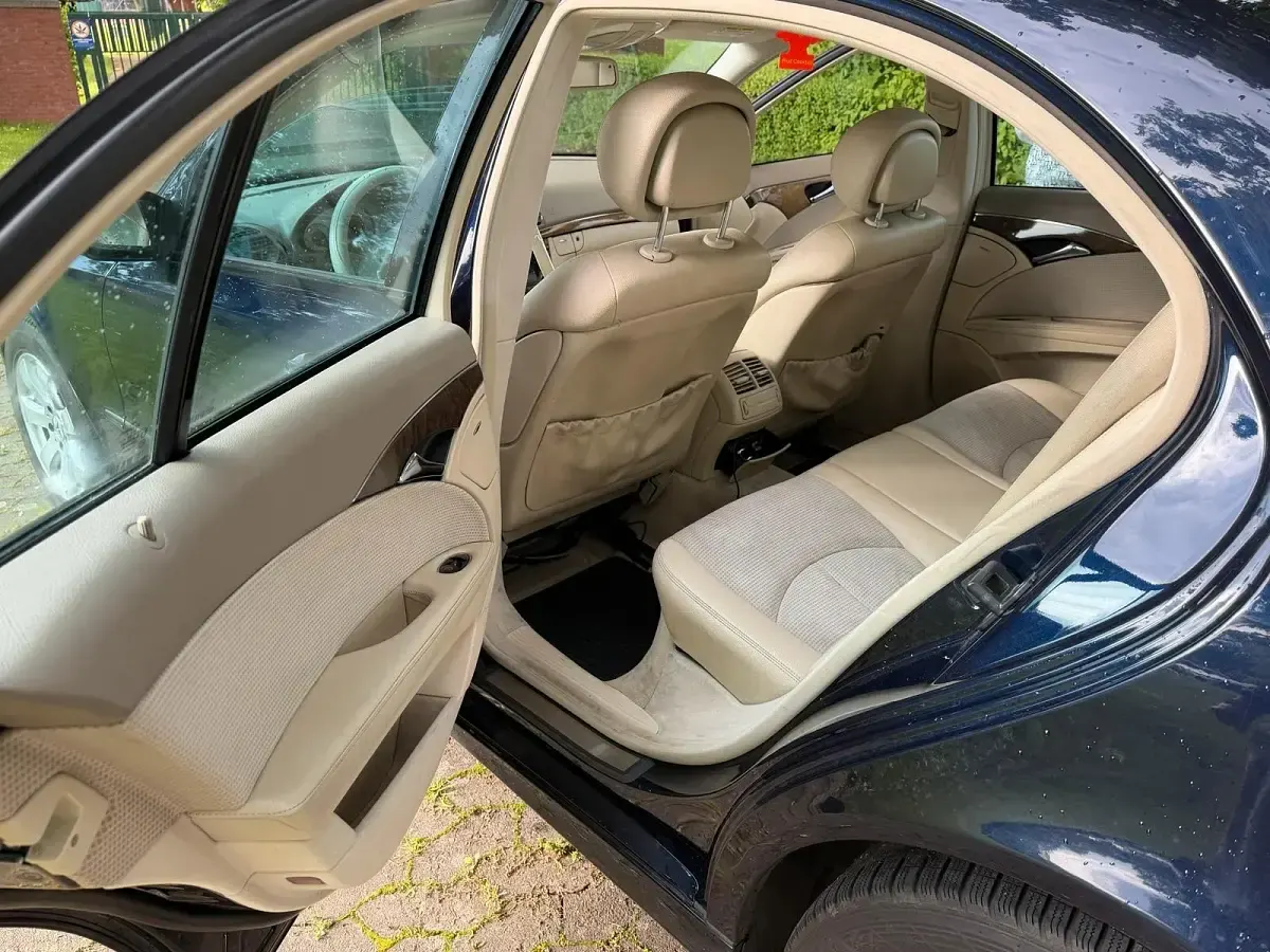 Używany Mercedes E280 190 KM (139 kW) 2005 Niebieski Sedan/Limuzyna