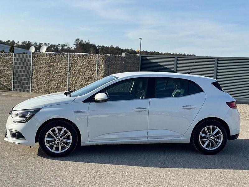 Gebraucht Renault Mégane IV Intens 132 PS (97 kW) 2016 Weiß Limousine