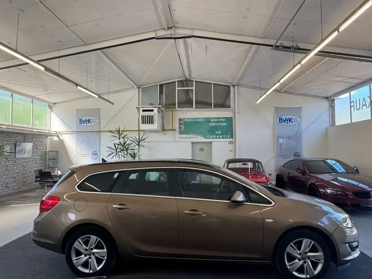 Gebraucht Opel Astra Edition 165 PS (121 kW) 2012 Champagner (m2) Kombi