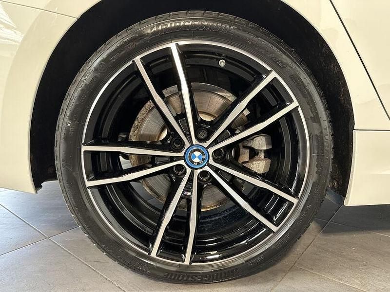 Gebraucht BMW 330e M Sport 252 PS (185 kW) 2022 Alpinweiã iii Kombi