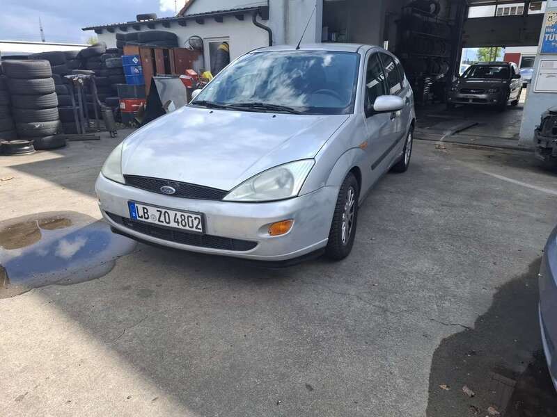 Silber Gebraucht 1999 Ford Focus Ambiente Limousine | 890 € (Guter Preis) - Bild 1/4