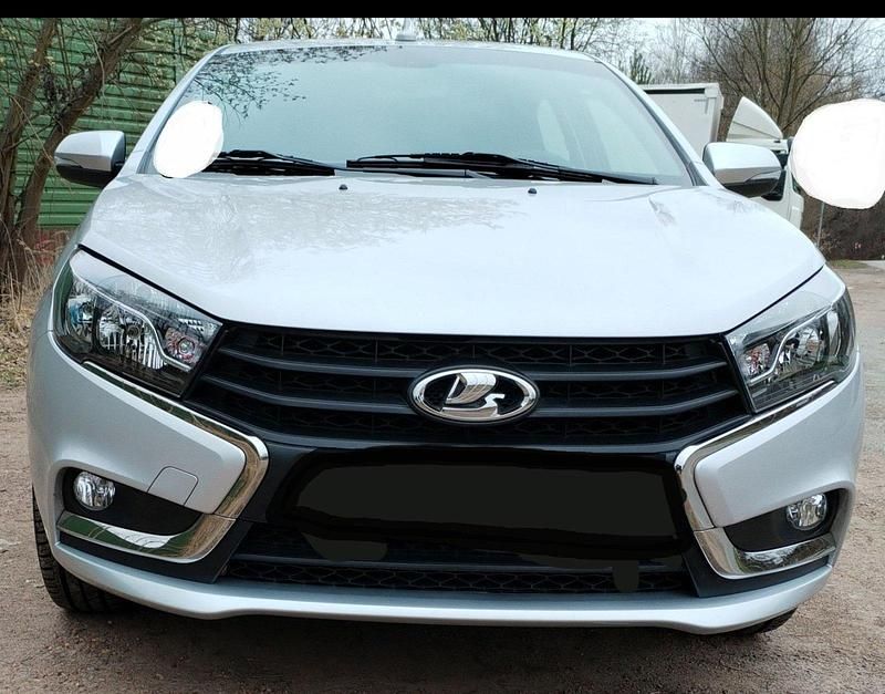 Second-hand Lada Vesta 106 CP (77 kW) 2017 Argintiu Berlinǎ