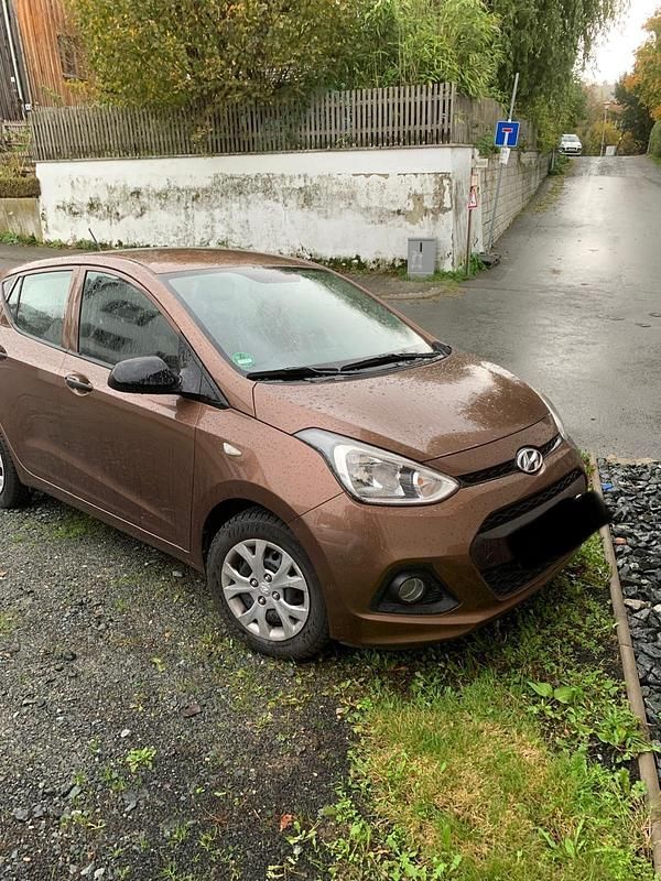 Braun Gebraucht 2016 Hyundai i10 Kleinwagen | 5.200 € (Superpreis) - Bild 1/4