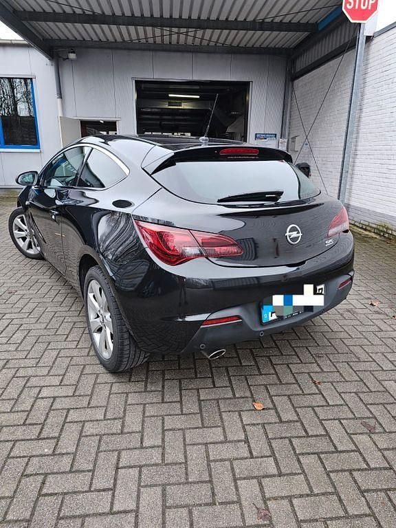 Gebraucht Opel Astra GTC 140 PS (102 kW) 2012 Schwarz Limousine