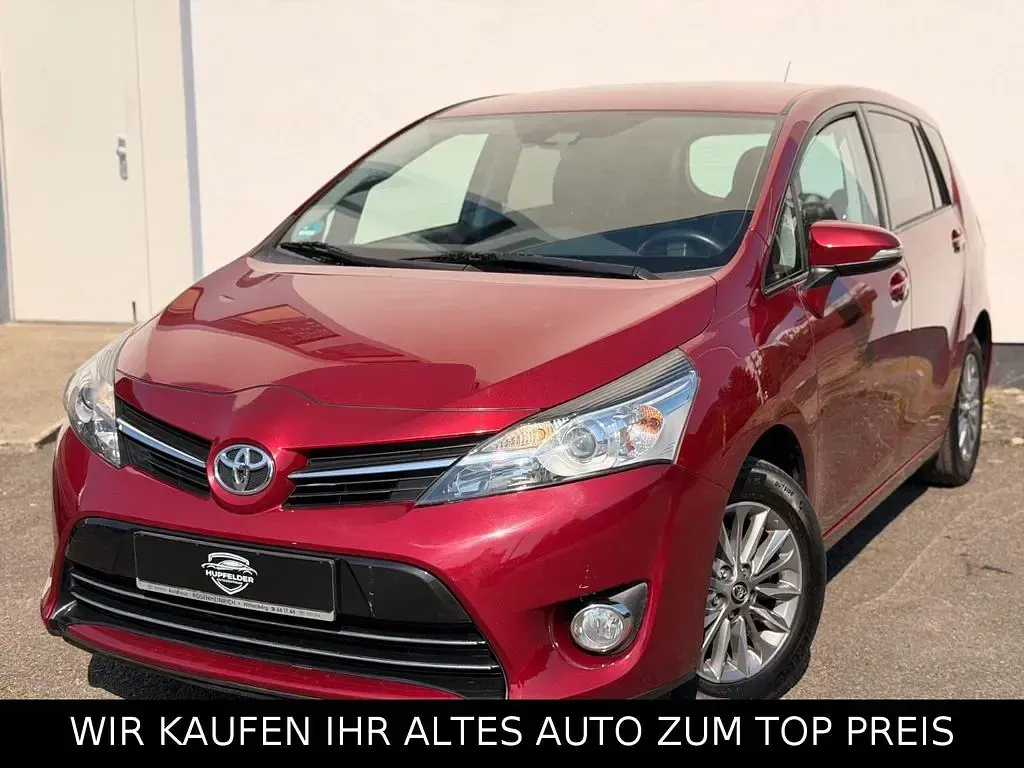 Gebraucht Toyota Verso 147 PS (108 kW) 2017 Rot Van / Kleinbus