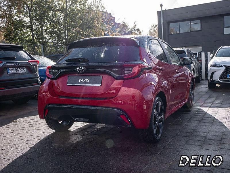 Neu Toyota Yaris Hybrid Plus 131 PS (96 kW) 2025 Rot Limousine