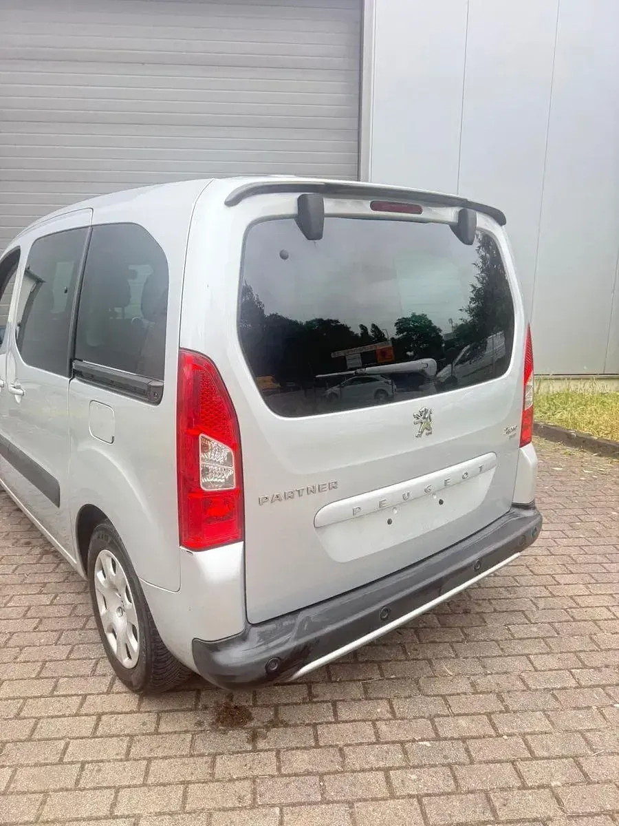 Gebraucht Peugeot Partner 92 PS (67 kW) 2011 Silber Van / Kleinbus
