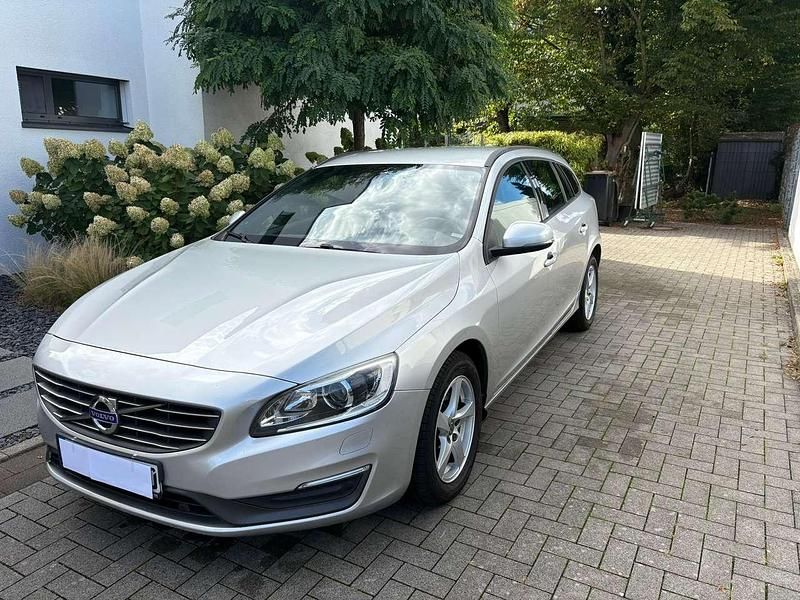 Grau Gebraucht 2015 Volvo V60 Momentum Kombi | 10.000 € (Guter Preis) - Bild 1/4