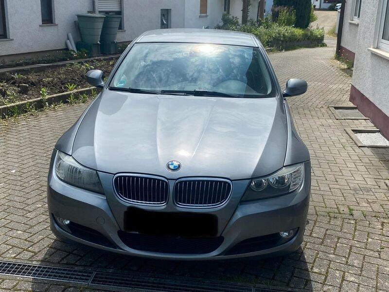 Grau Gebraucht 2011 BMW 325 Limousine | 7.500 € (Fairer Preis) - Bild 1/4