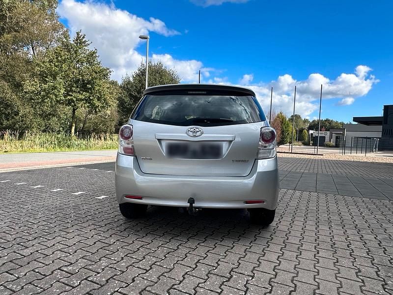 Gebraucht Toyota Verso 150 PS (110 kW) 2010 Silber Van / Kleinbus