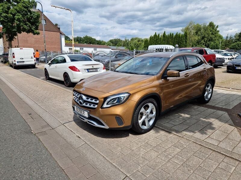 Beige Gebraucht 2018 Mercedes GLA250 Urban SUV | 23.790 € (Fairer Preis) - Bild 1/4