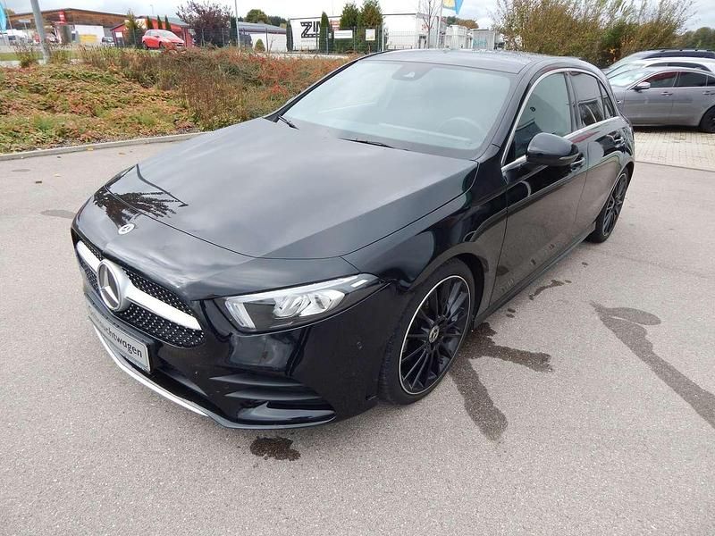 Kosmosschwarz Gebraucht 2022 Mercedes A180 Kleinwagen | 23.900 € (Fairer Preis) - Bild 1/4