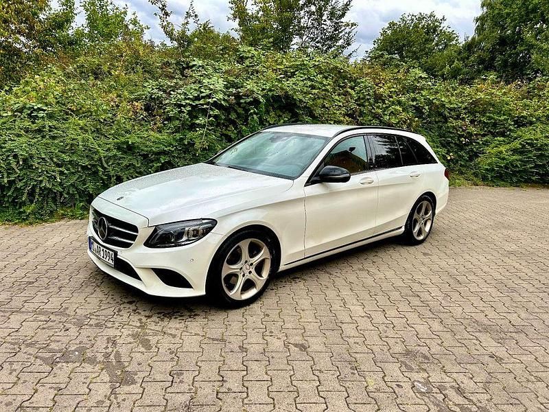 Weiß Gebraucht 2018 Mercedes C220 Limousine | 17.700 € (Guter Preis) - Bild 1/4