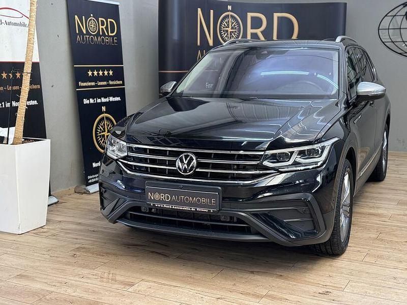 Deep black perleffek (metallic) Gebraucht 2023 VW Tiguan Allspace Life SUV | 31.899 € (Superpreis) - Bild 1/3
