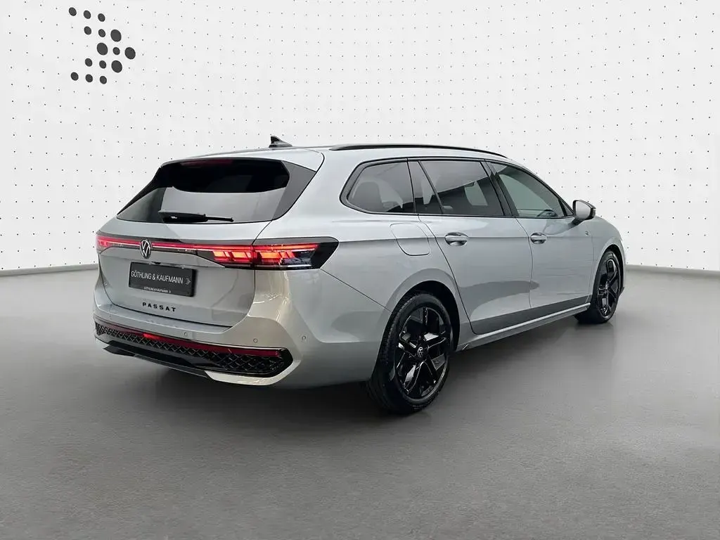 Gebraucht VW Passat R-line 150 PS (110 kW) 2025 Oyster silver metallic Kombi