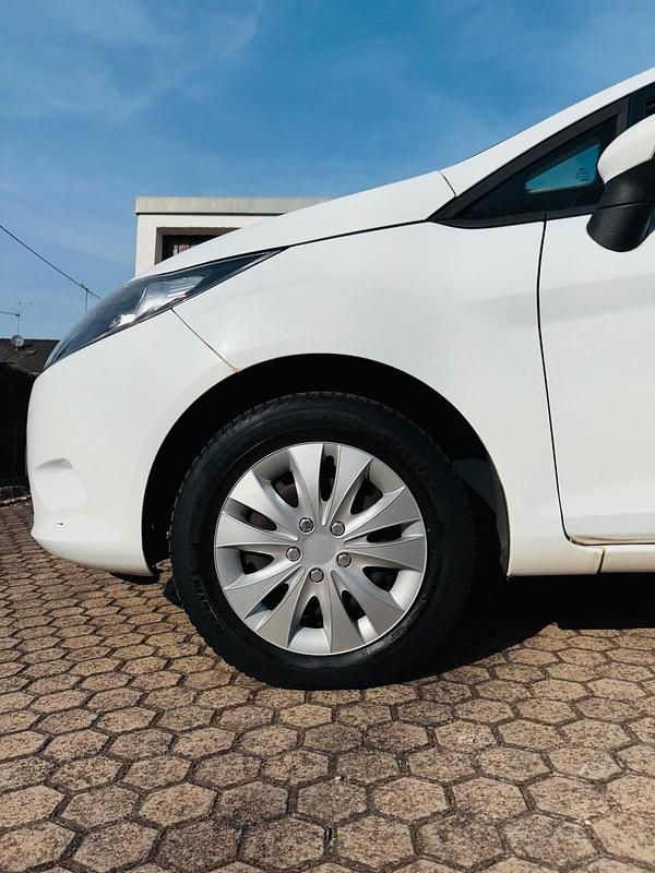 Gebraucht Ford Fiesta 81 PS (59 kW) 2009 Weiß Kleinwagen