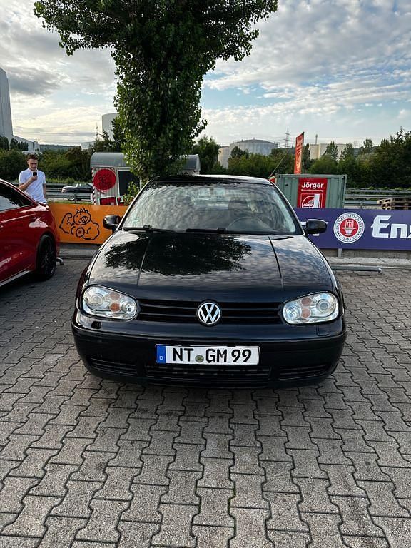 Schwarz Gebraucht 2002 VW Golf IV Highline Limousine | 2.899 € (Etwas zu teuer) - Bild 1/4