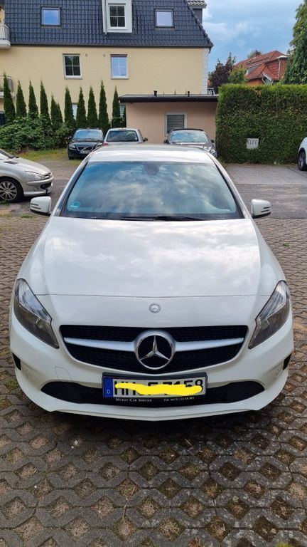 Weiß Gebraucht 2015 Mercedes A160 Urban Limousine | 10.200 € (Fairer Preis) - Bild 1/3