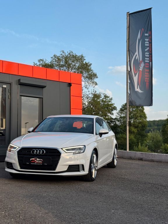 Weiß Gebraucht 2018 Audi A3 Sportback S-Line Limousine | 17.900 € (Guter Preis) - Bild 1/4