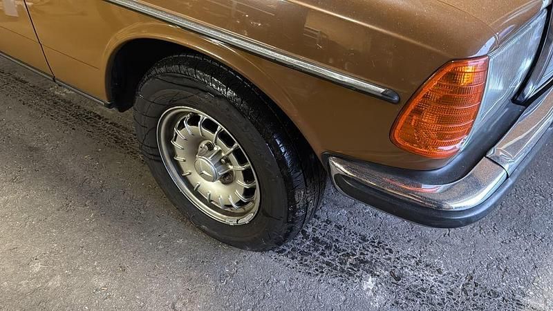 Gebraucht Mercedes E280 185 PS (136 kW) 1981 Braun Limousine