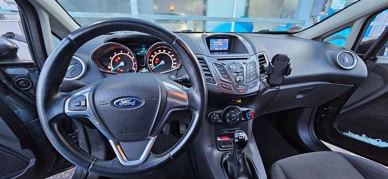 Gebraucht Ford Fiesta Celebration 101 PS (74 kW) 2017 Grau Limousine