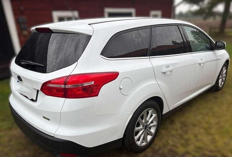 Gebraucht Ford Focus 101 PS (74 kW) 2015 Weiß Kombi