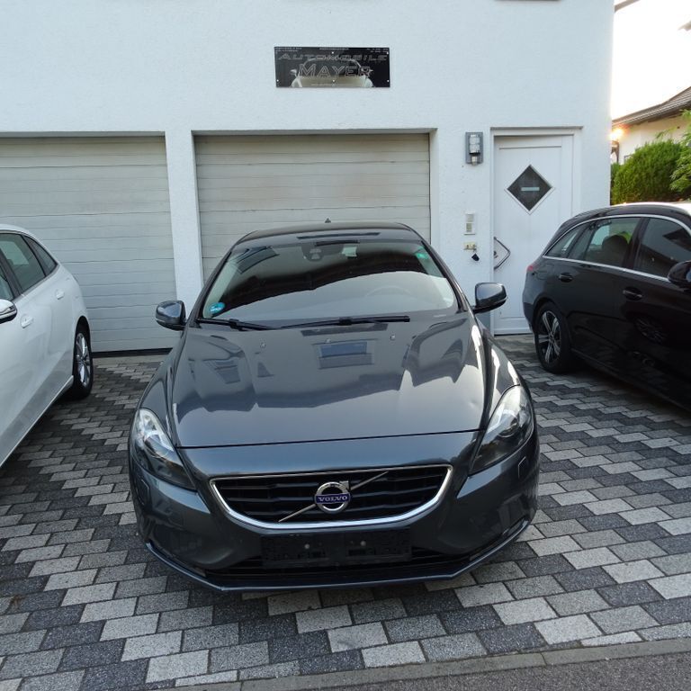 Grau Gebraucht 2014 Volvo V40 Momentum Kombi | 8.698 € (Superpreis) - Bild 1/4