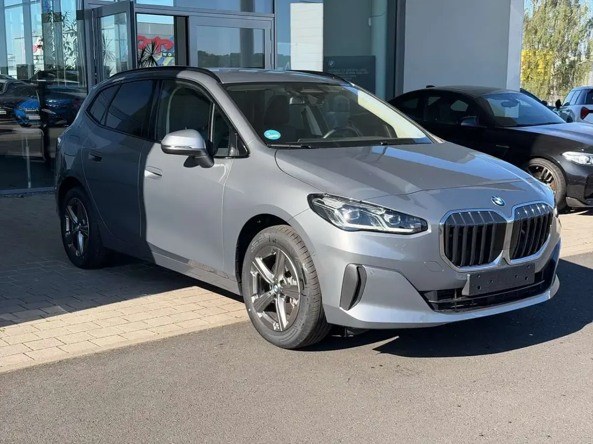 Gebraucht BMW 220 Active Tourer 150 PS (110 kW) 2025 Grau Van / Kleinbus