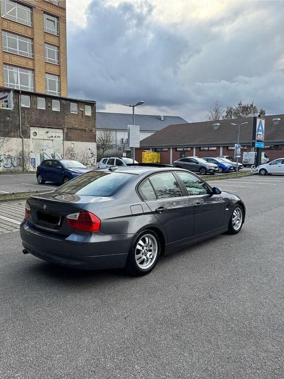 Gebraucht BMW 318 129 PS (94 kW) 2006 Grau Limousine