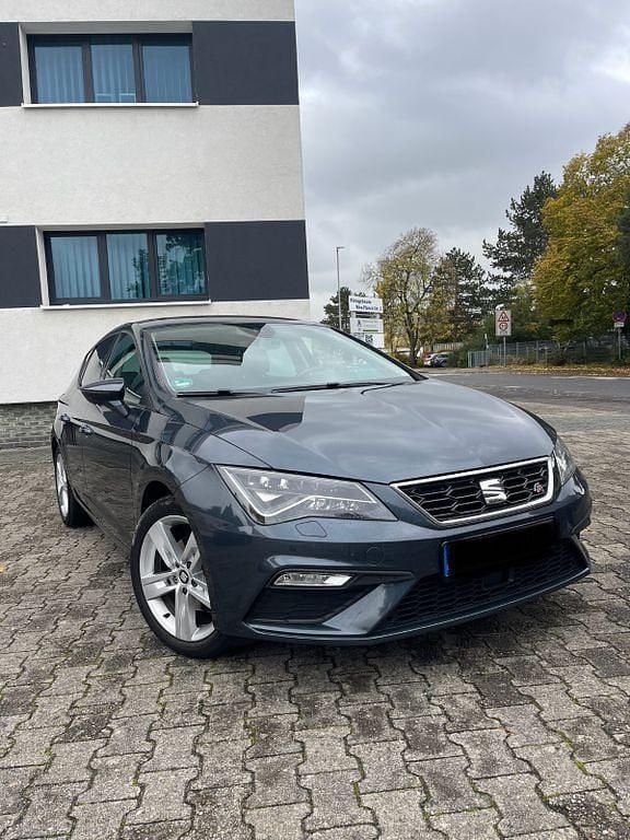Grau Gebraucht 2018 Seat Leon FR-Line Limousine | 14.970 € (Fairer Preis) - Bild 1/4