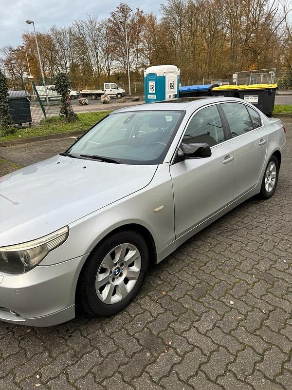 Silber Gebraucht 2004 BMW 520 Limousine | 2.900 € (Superpreis) - Bild 1/4