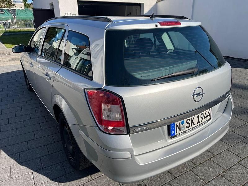 Second-hand Opel Astra Edition 101 CP (74 kW) 2009 Argintiu Berlinǎ